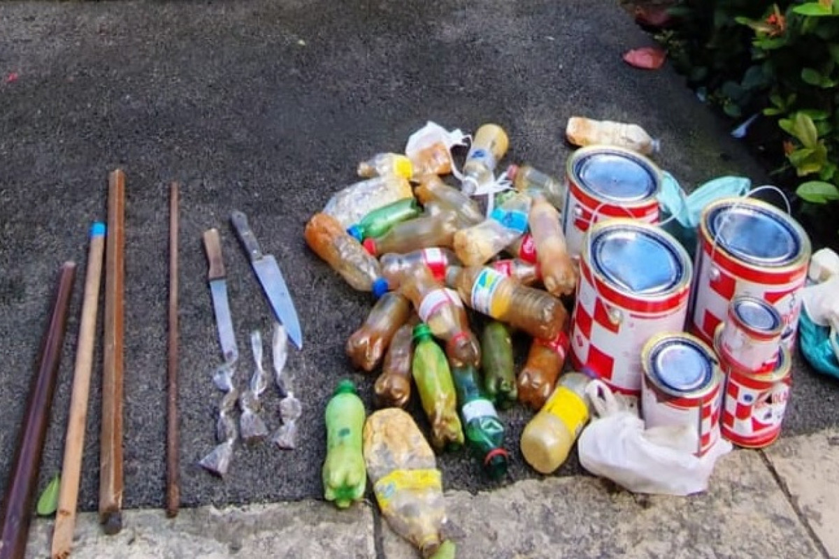 Latões de cola e armas foram apreendidas em praça no Recife /PM/Divulgação 