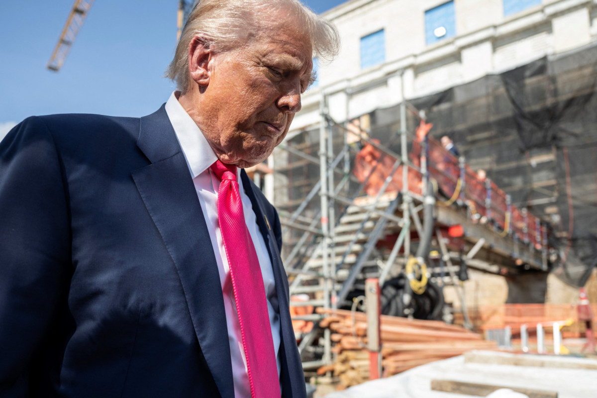 O presidente dos EUA, Donald Trump, olha para baixo após visitar a construção do Federal Reserve em Washington, DC, em 24 de julho de 2025.
/ Foto: ANDREW CABALLERO-REYNOLDS / AFP