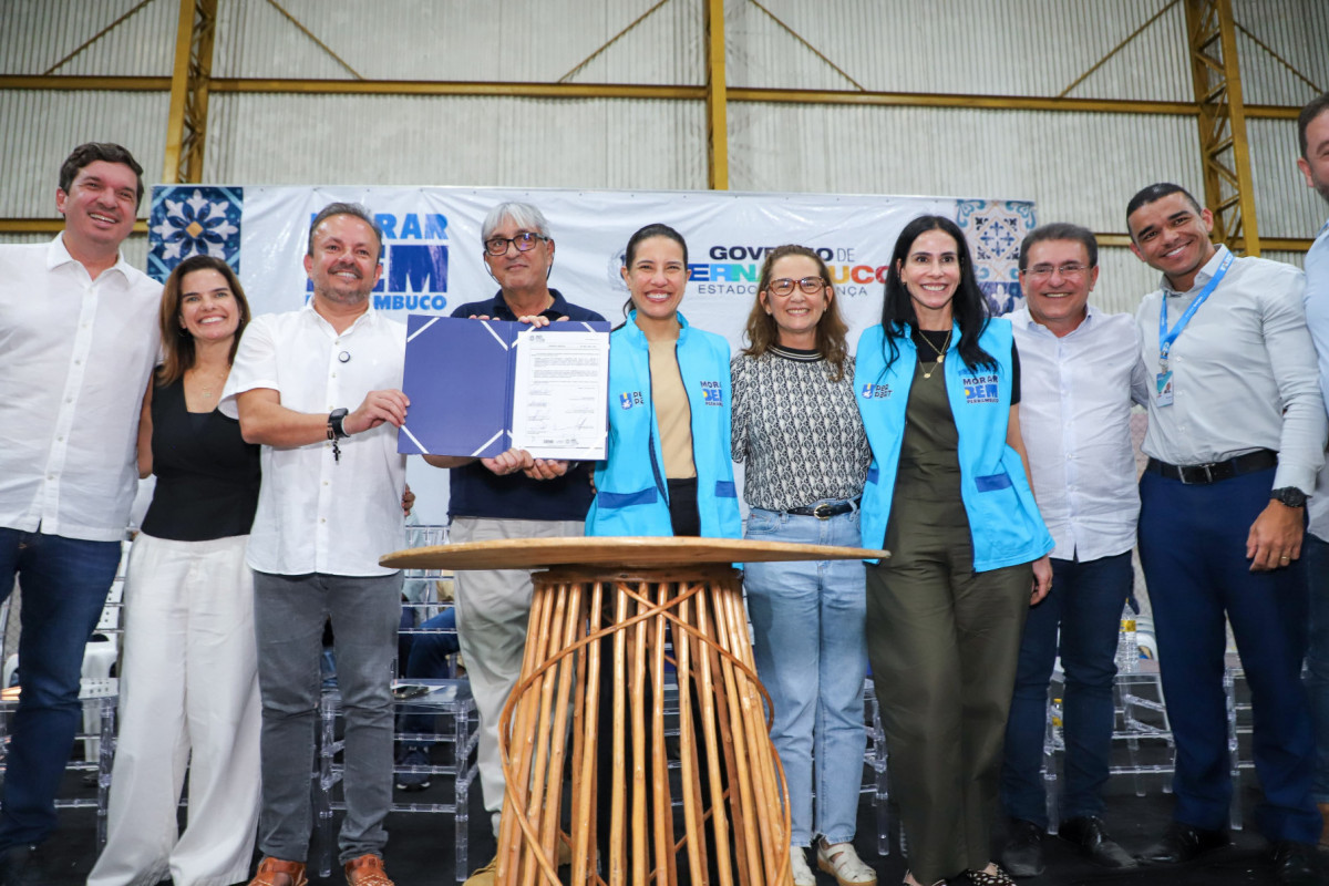 Governora esteve presente na cerimônia de entrega das escrituras, em Salegueiro/Foto: Yacy Ribeiro/Secom