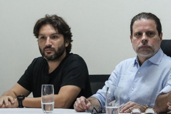 Investidor Iran Barbosa e Bruno Rodrigues, presidente do Santa Cruz, em coletiva