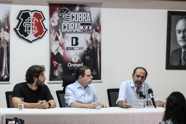 Investidor Iran Barbosa, presidente Bruno Rodrigues, e Alexandre Kalil em coletiva