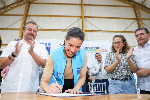 Governora esteve presente na cerimônia de entrega das escrituras, em Salegueiro
