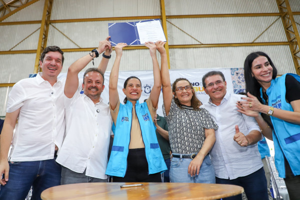 Governora esteve presente na cerimônia de entrega das escrituras, em Salegueiro