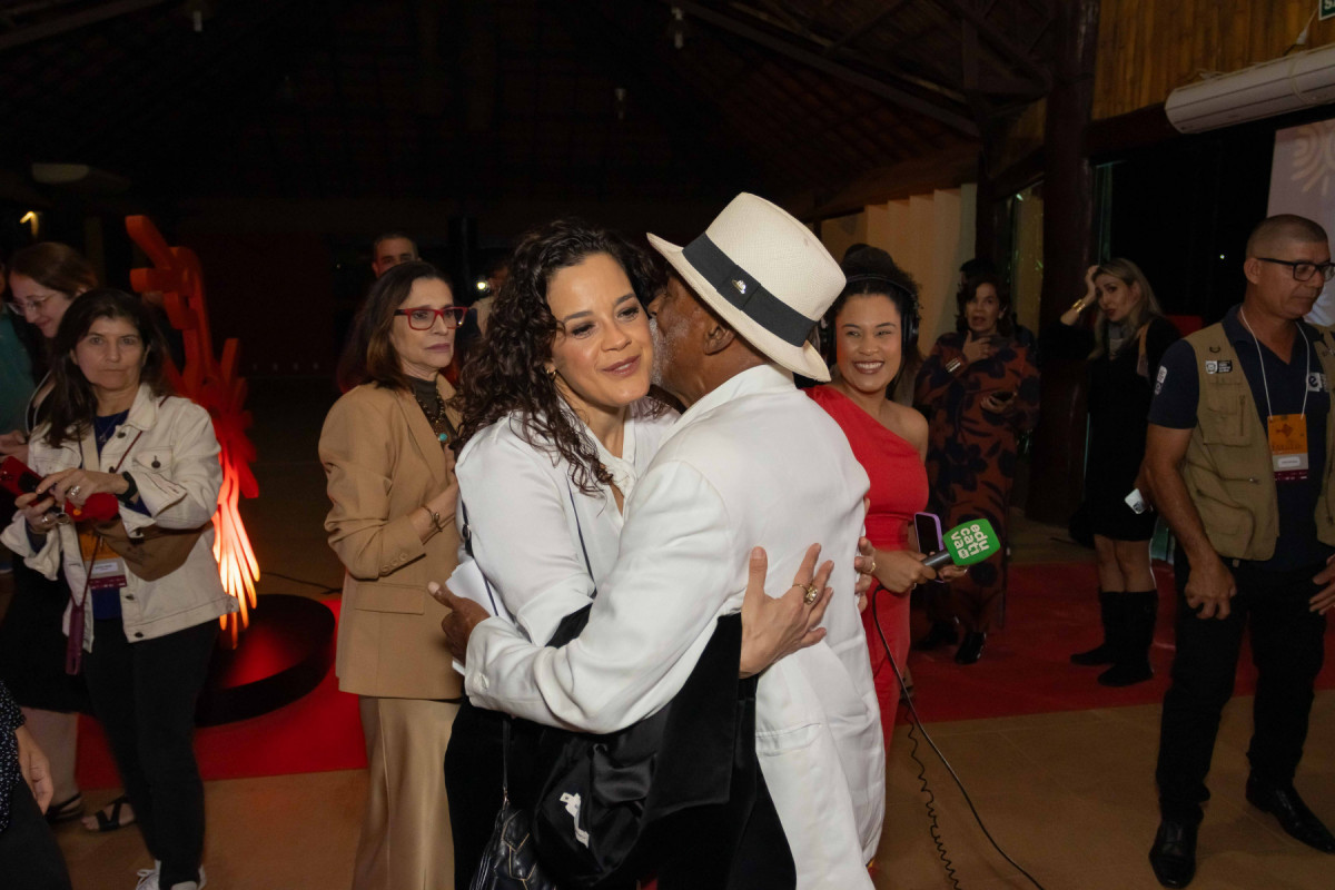 Maeve e Pitanga apresentaram juntos a cerimônia de abertura do Bonito Cinesur (Foto: Diego Cardoso) Maeve e Pitanga apresentaram juntos a cerimônia de abertura do Bonito Cinesur/Foto: Diego Cardoso