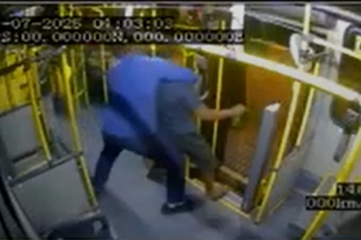 Momento que o agressor é expulso do ônibus