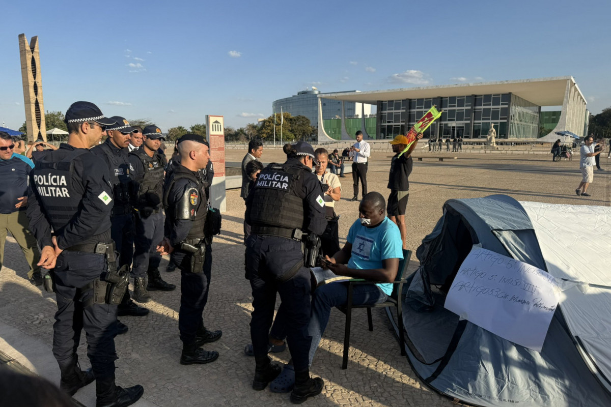 Deputado Hélio Negão em acampamento montado na Praça dos Três Poderes, em Brasília (DF)/Reprodução/Redes sociais