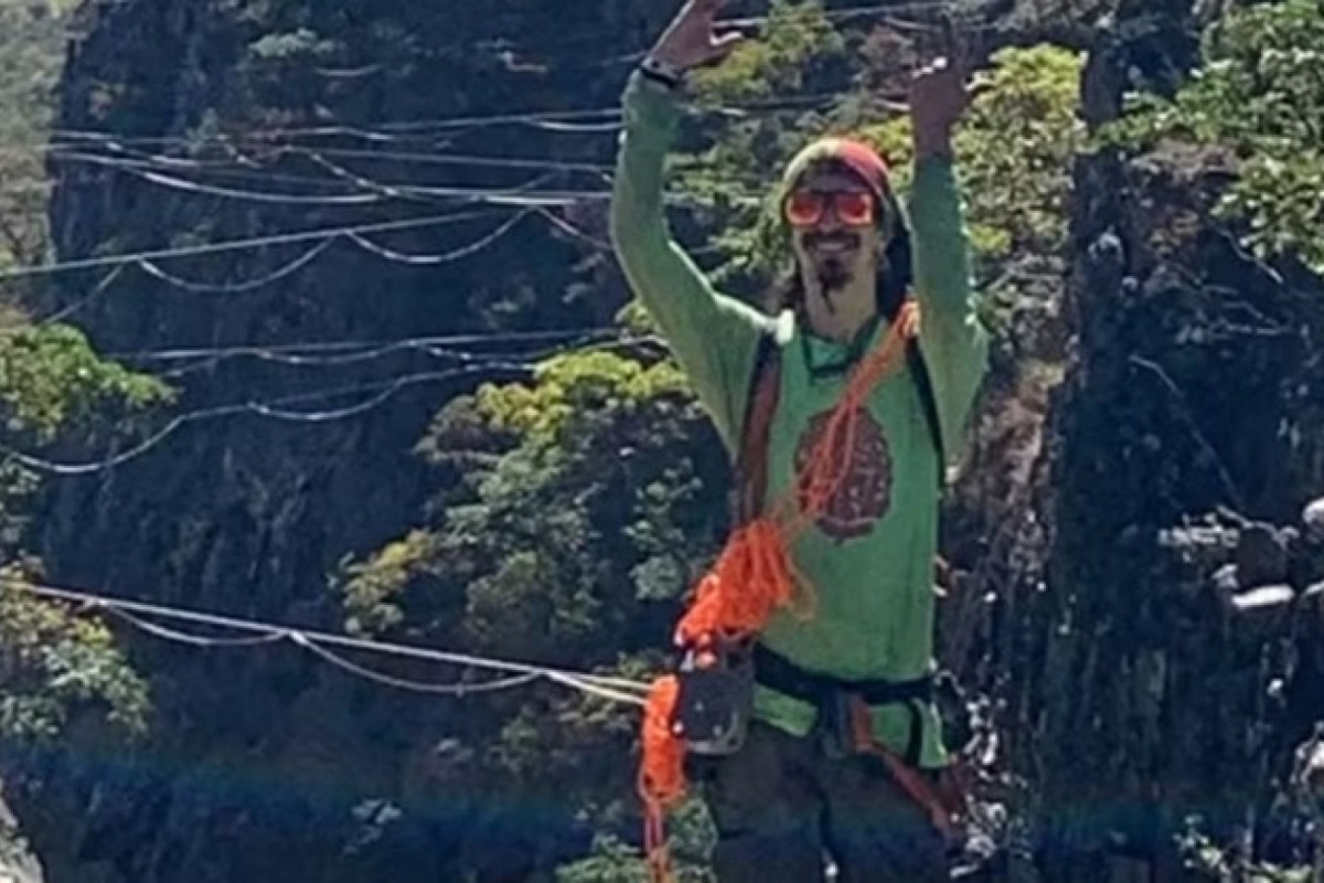 A vítima estava praticando Highline, esporte que envolve equilíbrio em fitas suspensas sobre despenhadeiros ou cursos de água, no momento do acidente (Foto: Reprodução Redes Sociais) A vítima estava praticando Highline, esporte que envolve equilíbrio em fitas suspensas sobre despenhadeiros ou cursos de água, no momento do acidente/Foto: Reprodução Redes Sociais