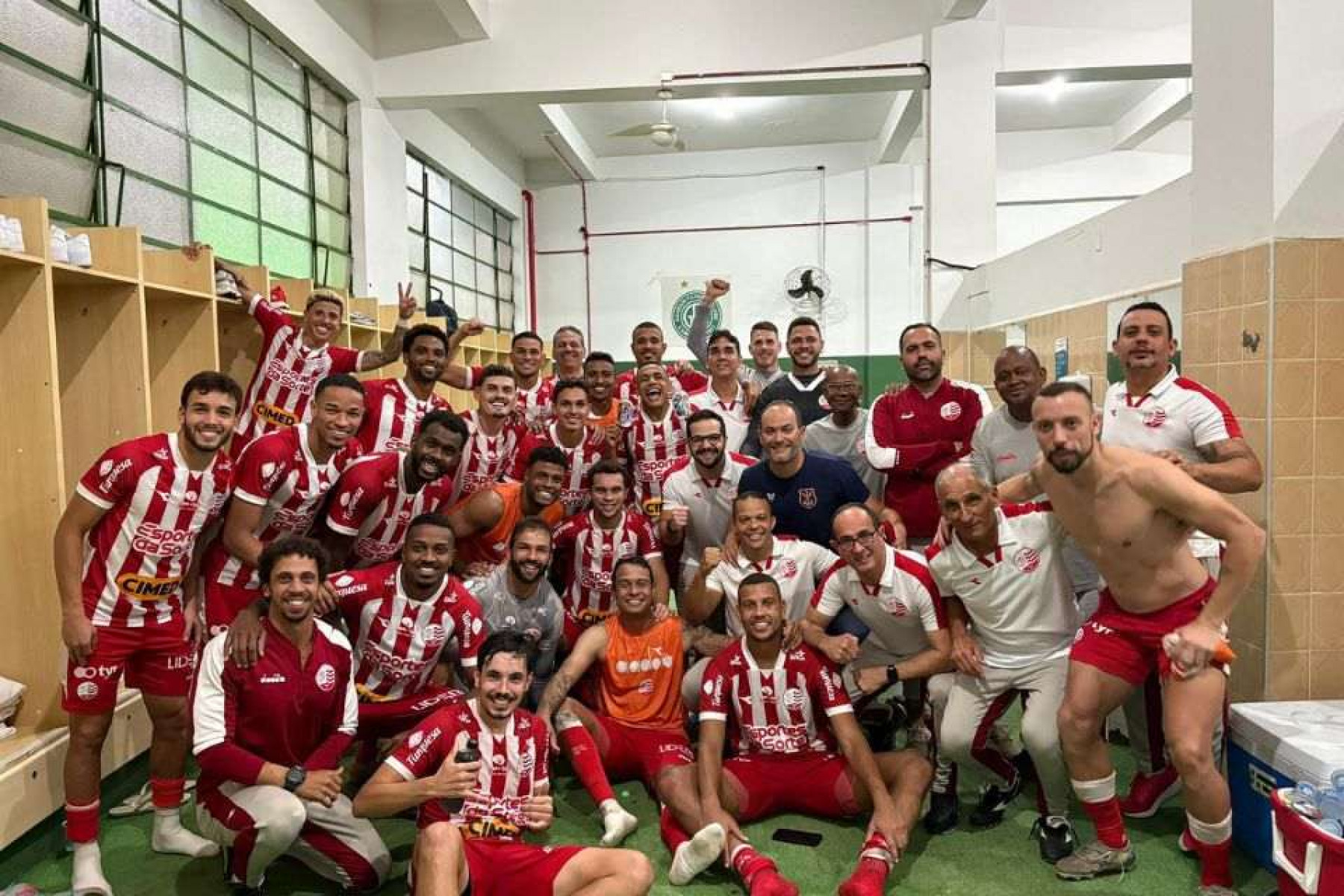 Elenco do Náutico comemora vitória fora de casa sobre o Guarani