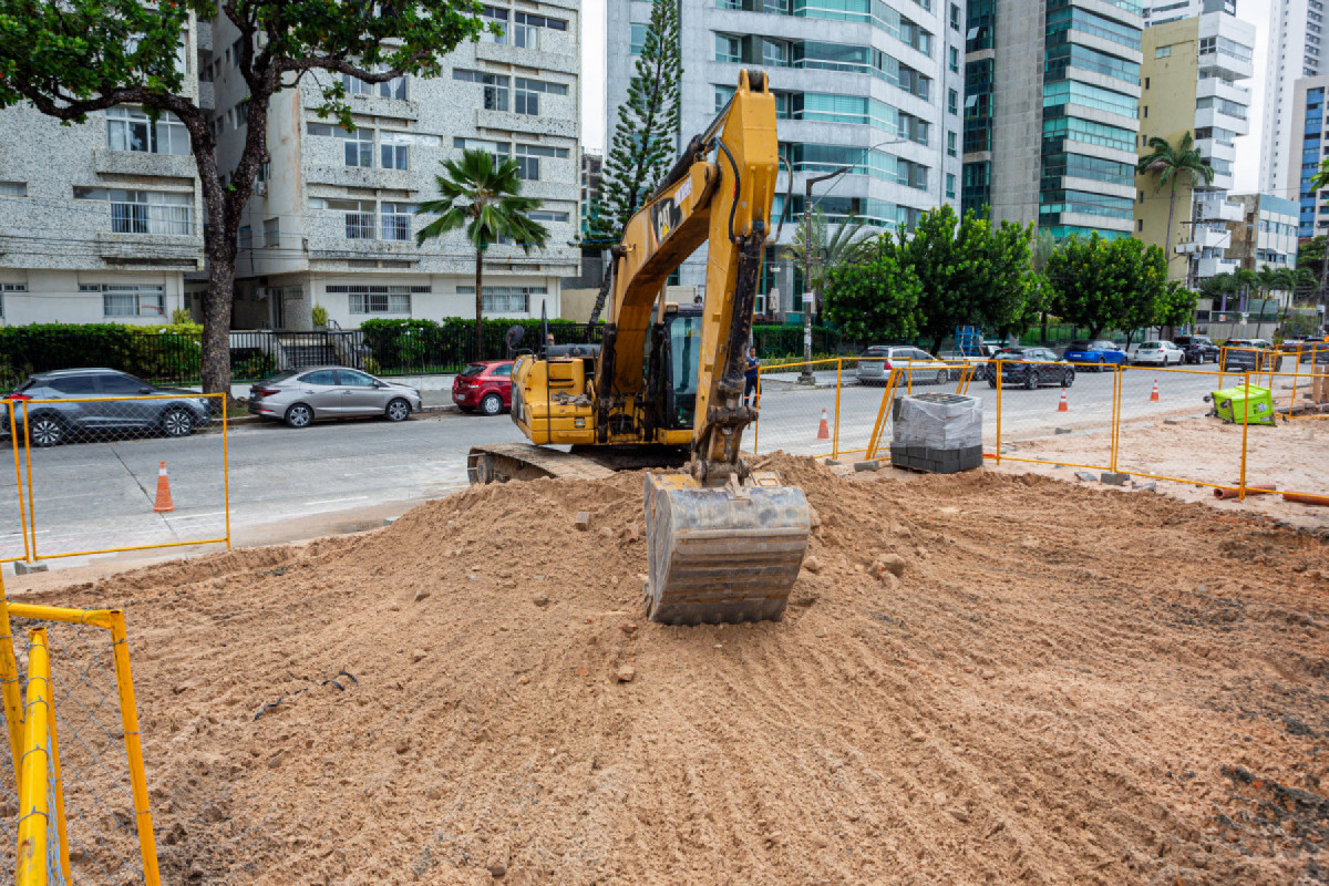 Imagens das obras no calçadão da orla de Boa Viagem, zona sul