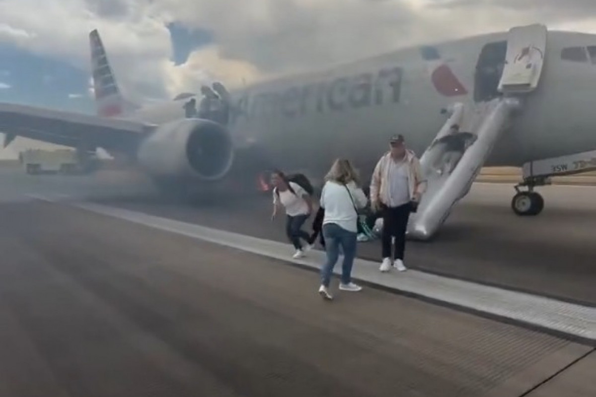 Boeing 737 Max 8 da American Airlines apresentou problemas no trem de pouso (Reprodução/Redes sociais) Boeing 737 Max 8 da American Airlines apresentou problemas no trem de pouso/Reprodução/Redes sociais