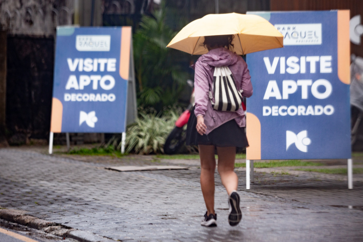 Recife, PE, 28/07/2025 - CHUVAS NO RECIFE - Imagens das chuvas no Recife, alagamentos e pessoas andando na chuva e na agua.