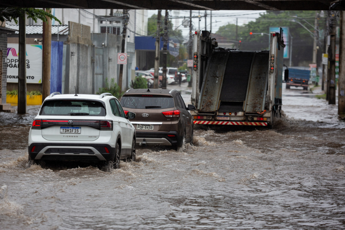Recife, PE, 28/07/2025 - CHUVAS NO RECIFE - Imagens das chuvas no Recife, alagamentos e pessoas andando na chuva e na agua.