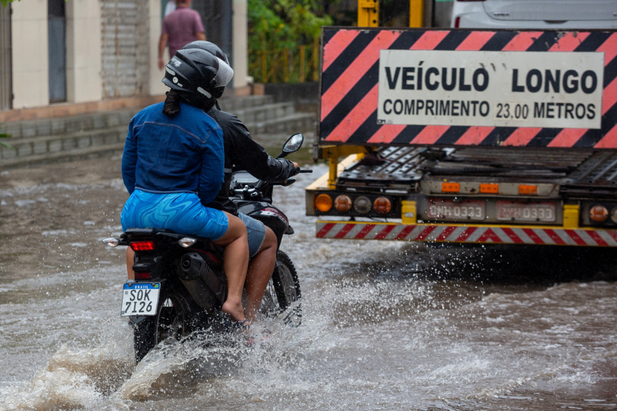 Recife, PE, 28/07/2025 - CHUVAS NO RECIFE - Imagens das chuvas no Recife, alagamentos e pessoas andando na chuva e na agua./Rafael Vieira