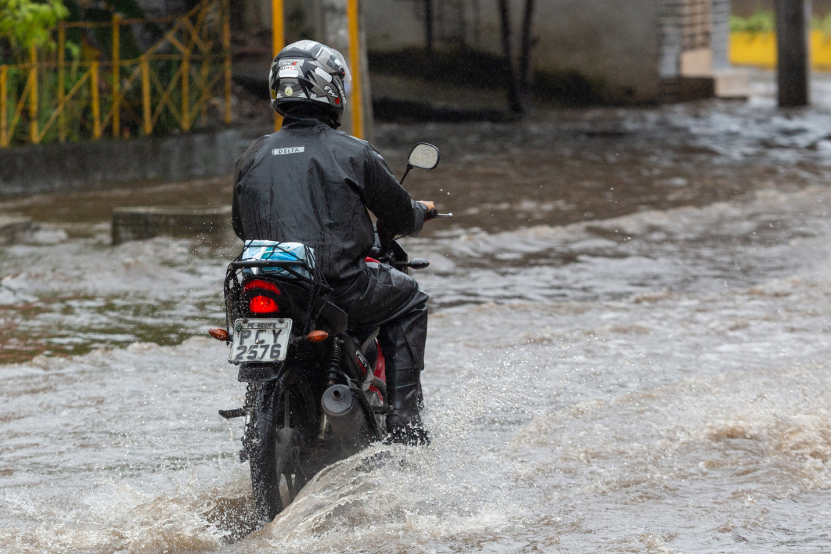 Recife, PE, 28/07/2025 - CHUVAS NO RECIFE - Imagens das chuvas no Recife, alagamentos e pessoas andando na chuva e na agua.