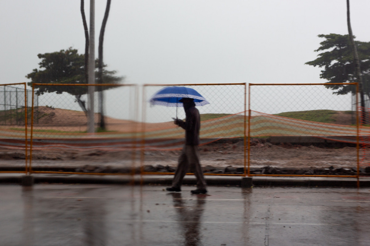 Recife, PE, 28/07/2025 - CHUVAS NO RECIFE - Imagens das chuvas no Recife, alagamentos e pessoas andando na chuva e na agua./Rafael Vieira