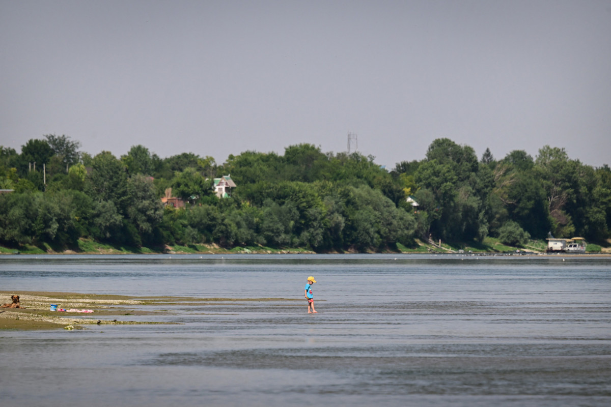  A child goes in the waters of Danube's Borcea branch in Oltina village on July 26, 2025 as Southern Romania experiences extreme heat with temperatures over 35 degrees Celsius. (Photo by Daniel MIHAILESCU / AFP)
