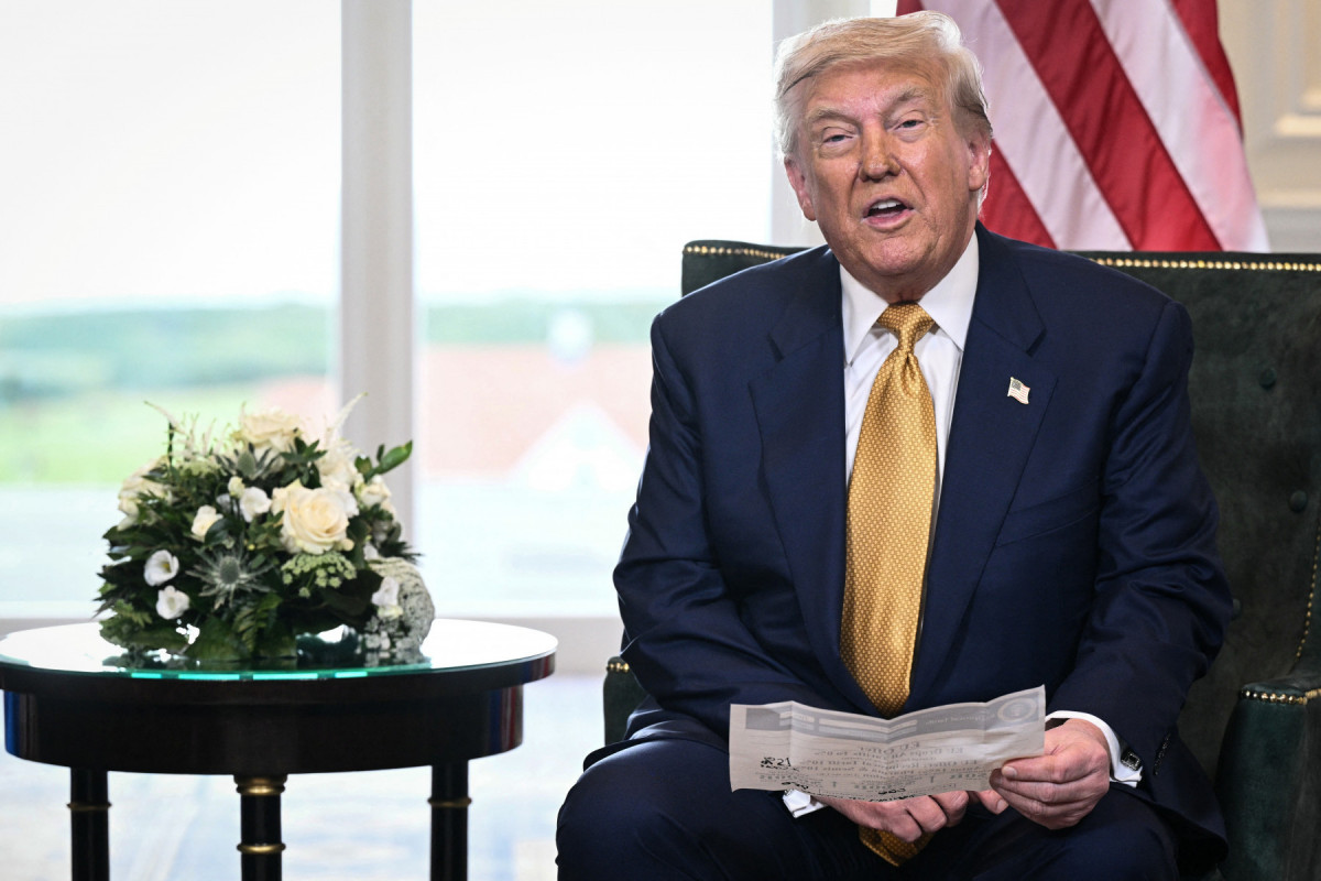 O presidente dos EUA, Donald Trump (à direita), discursa durante uma coletiva de imprensa conjunta com a presidente da Comissão Europeia, Ursula von der Leyen (sem imagem), após chegarem a um acordo comercial entre as duas economias após a reunião, em Turnberry, sudoeste da Escócia, em 27 de julho de 2025, no terceiro dia de sua visita ao país desde o início de seu segundo mandato como presidente. (Foto de Brendan SMIALOWSKI / AFP)