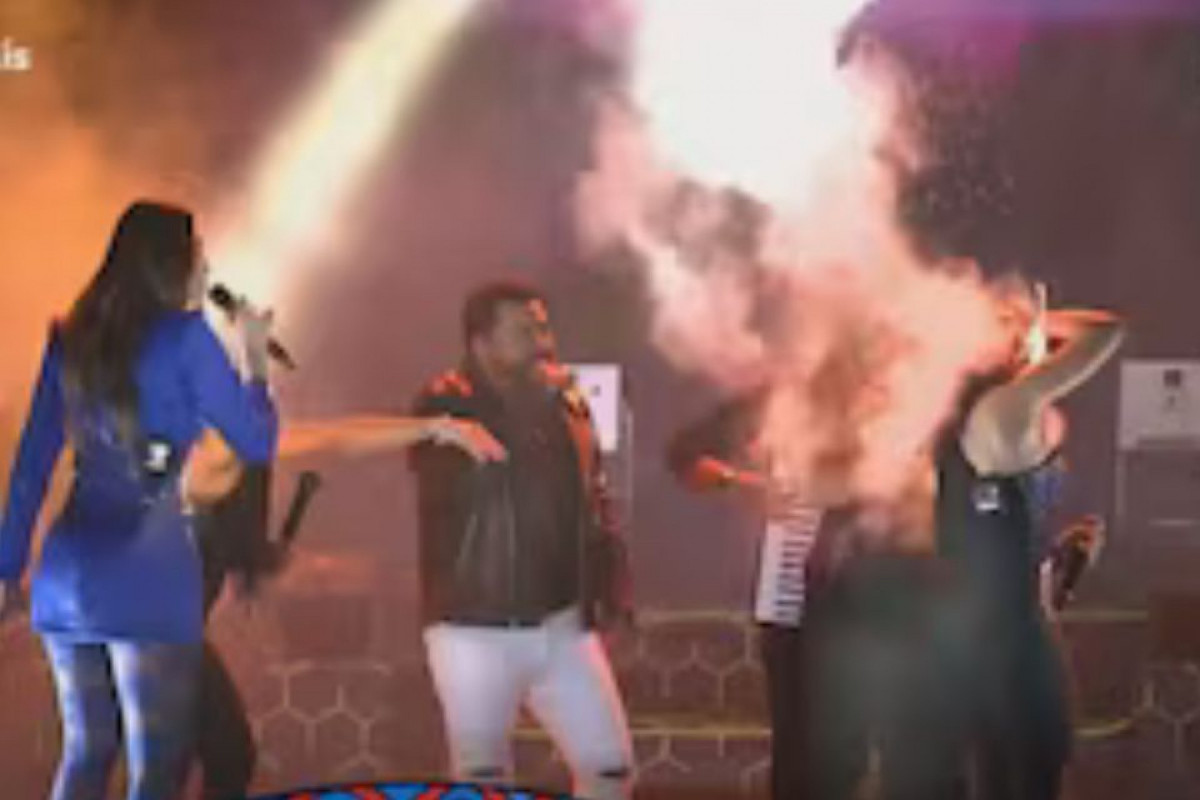 Cabelo de backing vocal pega fogo durante show da banda Limão com Mel em Salgueiro/Reprodução/Redes Sociais 