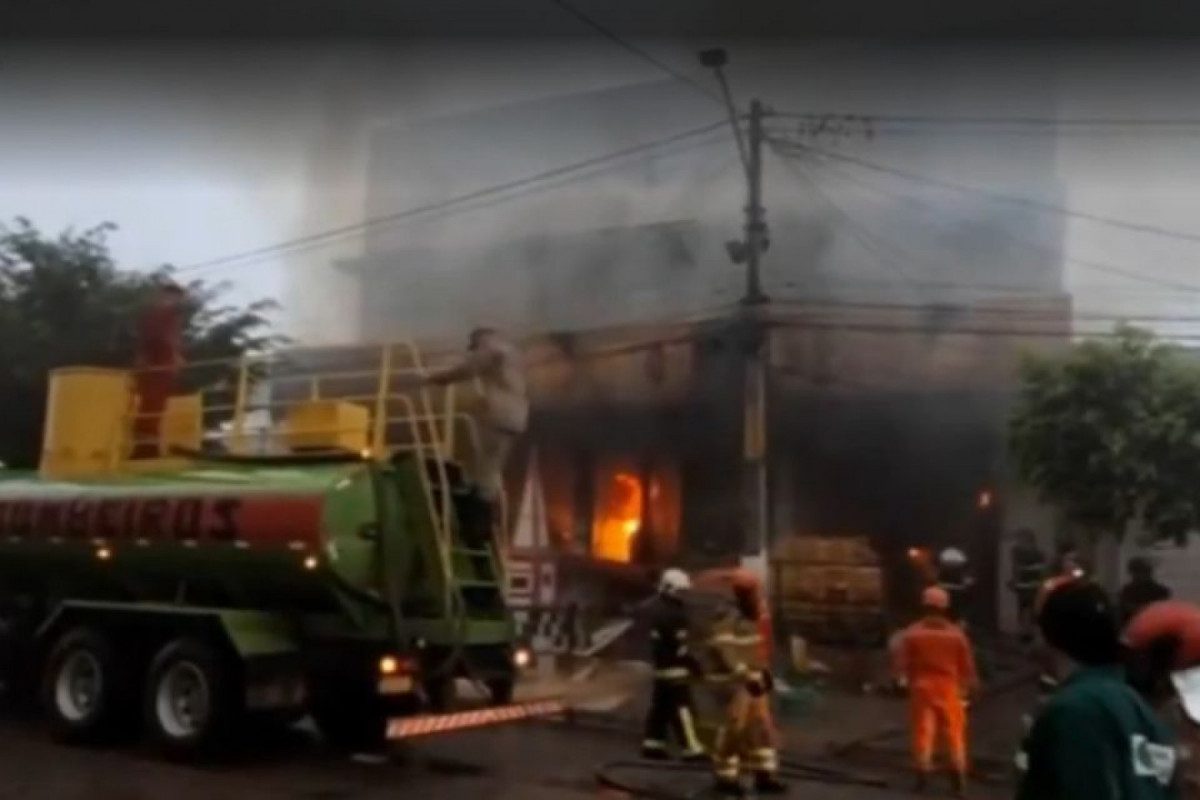 Incêndio destrói supermercado em Itambé, na divisa de PE e PB
(Reprodução/Bom dia PE/Globo) Incêndio destrói supermercado em Itambé, na divisa de PE e PB
/Reprodução/Bom dia PE/Globo