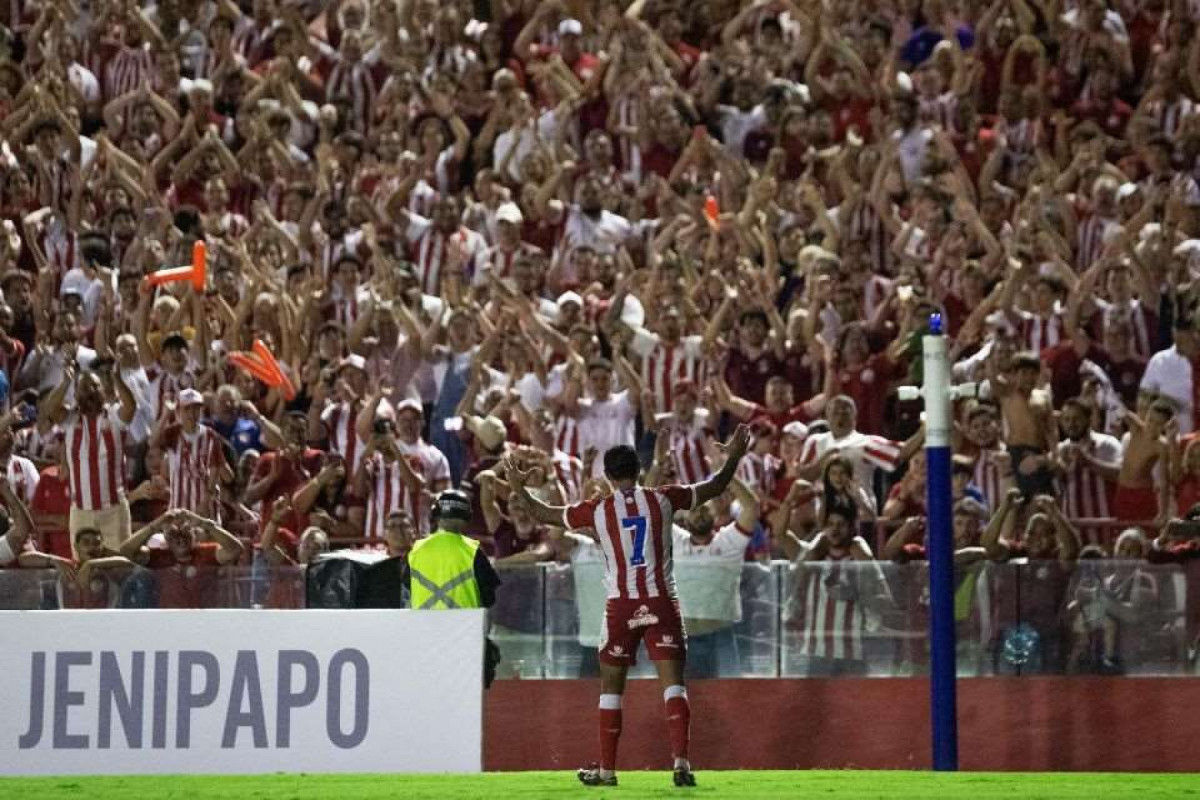 Vinícius comemora gol com a torcida do Náutico nos Aflitos (Rafael Vieira / DP Foto) Vinícius comemora gol com a torcida do Náutico nos Aflitos/Rafael Vieira / DP Foto