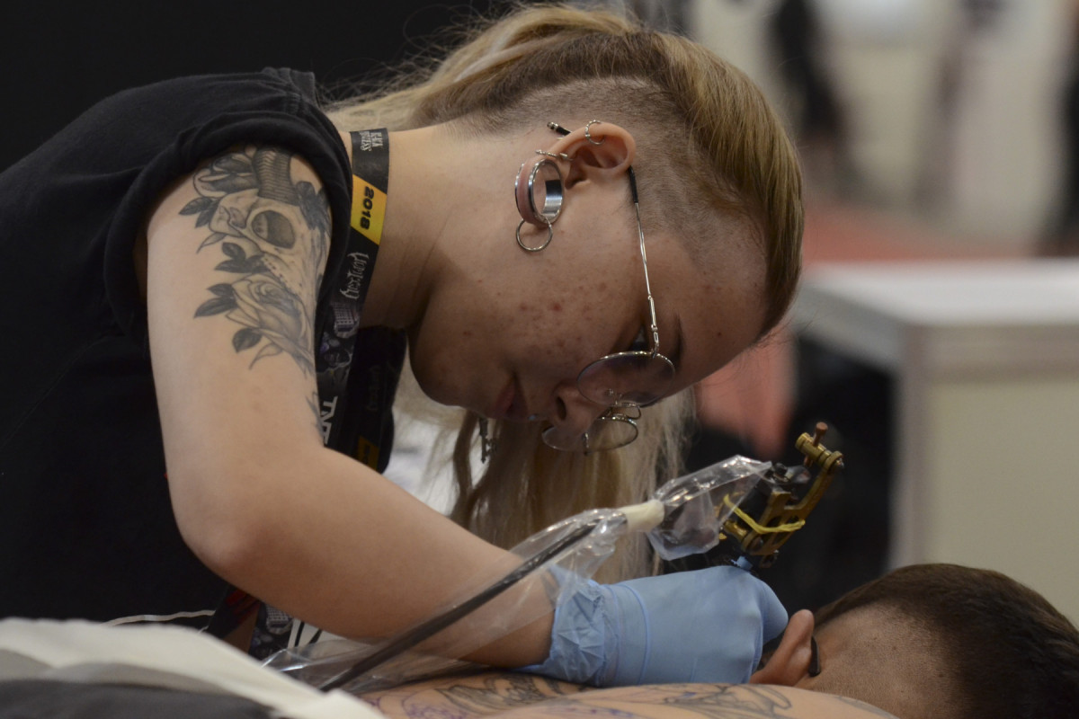 CFM proíbe anestesia para a realização de tatuagens