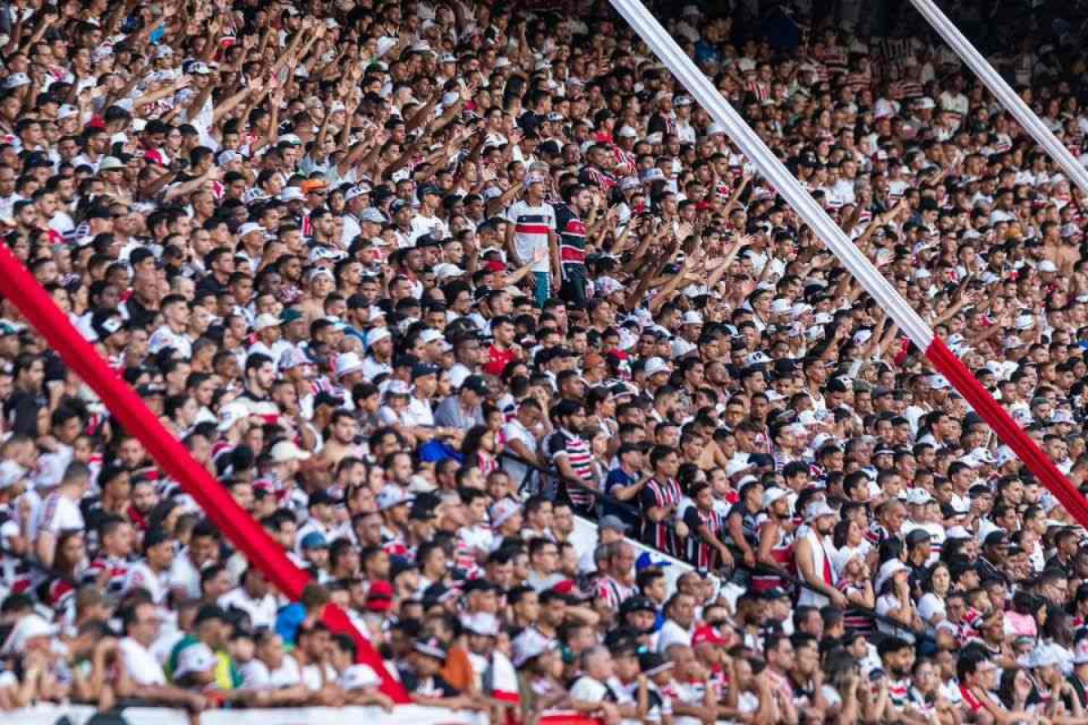 Torcida do Santa Cruz em jogo no Arruda (Rafael Vieira / DP Foto) Torcida do Santa Cruz em jogo no Arruda /Rafael Vieira / DP Foto