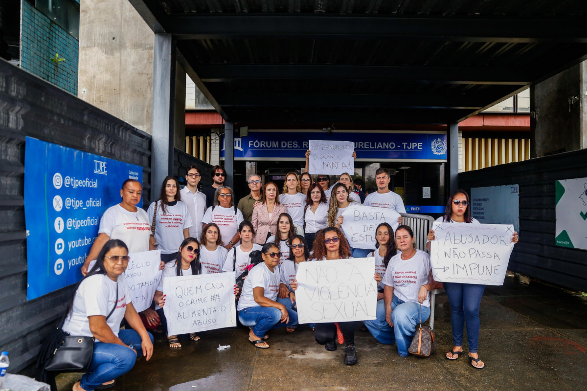Um grupo de mulheres fez um ato em frente ao Fórum Desembargador Rodolfo Aureliano, no bairro de Joana Bezerra, no Recife. São vítimas, mães de vítimas e outras mulheres que se solidarizam. (Foto: Crysli Viana/ DP Foto) Um grupo de mulheres fez um ato em frente ao Fórum Desembargador Rodolfo Aureliano, no bairro de Joana Bezerra, no Recife. São vítimas, mães de vítimas e outras mulheres que se solidarizam./Foto: Crysli Viana/ DP Foto