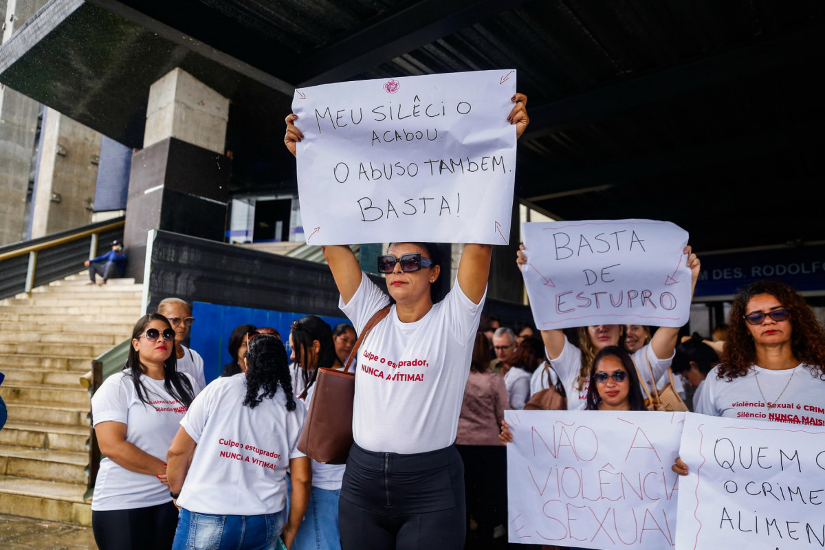 Um grupo de mulheres fez um ato em frente ao Fórum Desembargador Rodolfo Aureliano, no bairro da Joana Bezerra, no Recife. São vítimas, mães de vítimas e outras mulheres que se solidarizam.