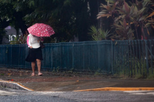 Recife, PE, 28/07/2025 - CHUVAS NO RECIFE - Imagens das chuvas no Recife, alagamentos e pessoas andando na chuva e na agua.