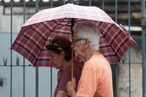 Recife, PE, 28/07/2025 - CHUVAS NO RECIFE - Imagens das chuvas no Recife, alagamentos e pessoas andando na chuva e na agua.