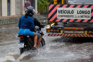 Recife, PE, 28/07/2025 - CHUVAS NO RECIFE - Imagens das chuvas no Recife, alagamentos e pessoas andando na chuva e na agua.