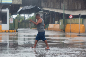 Recife, PE, 28/07/2025 - CHUVAS NO RECIFE - Imagens das chuvas no Recife, alagamentos e pessoas andando na chuva e na agua.