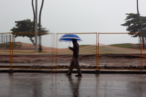 Recife, PE, 28/07/2025 - CHUVAS NO RECIFE - Imagens das chuvas no Recife, alagamentos e pessoas andando na chuva e na agua.