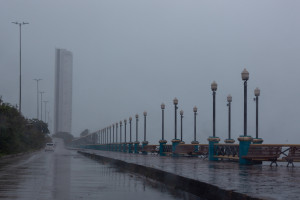 Recife, PE, 28/07/2025 - CHUVAS NO RECIFE - Imagens das chuvas no Recife, alagamentos e pessoas andando na chuva e na agua.