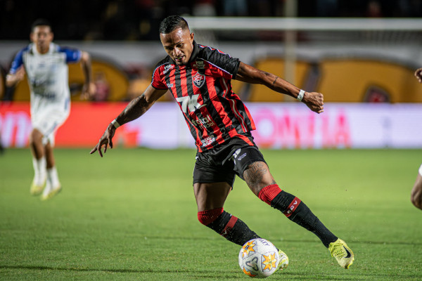 Atacante Léo Pereira em ação pelo Vitória