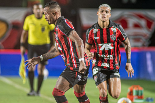 Atacante Léo Pereira em ação pelo Vitória
