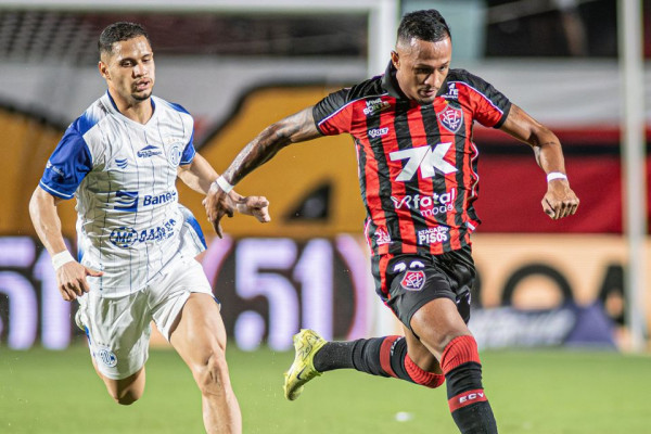 Atacante Léo Pereira em ação pelo Vitória