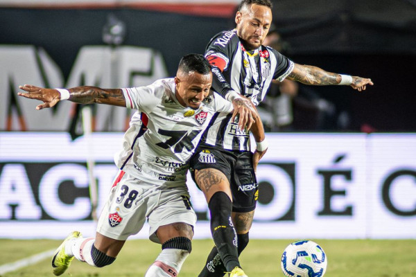 Atacante Léo Pereira em ação pelo Vitória