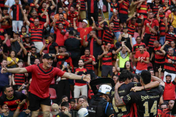Torcida do Sport em vibração de gol