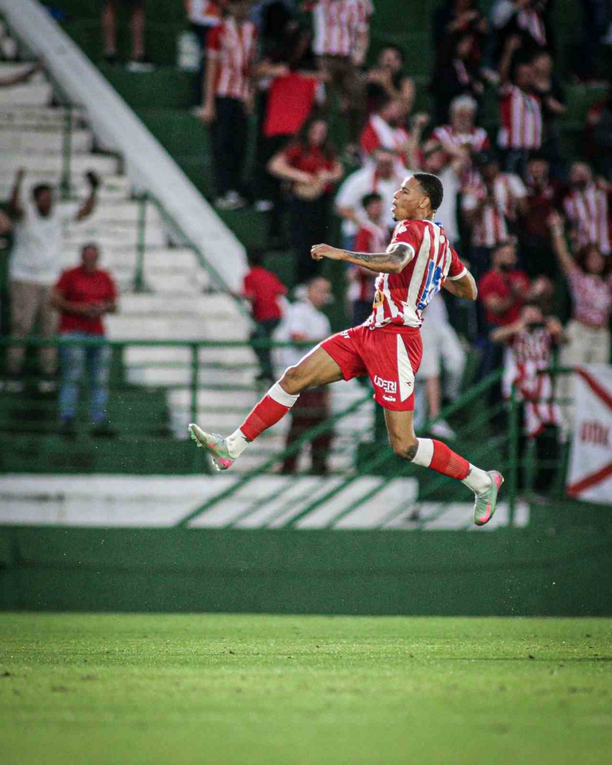 Lucas Cardoso, atacante do Náutico, em comemoração de gol