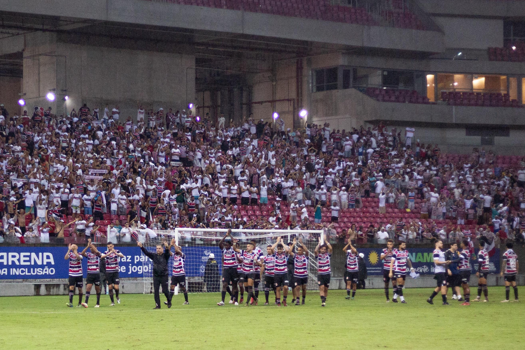 Jogadores do Santa Cruz na Arena Pernambuco
