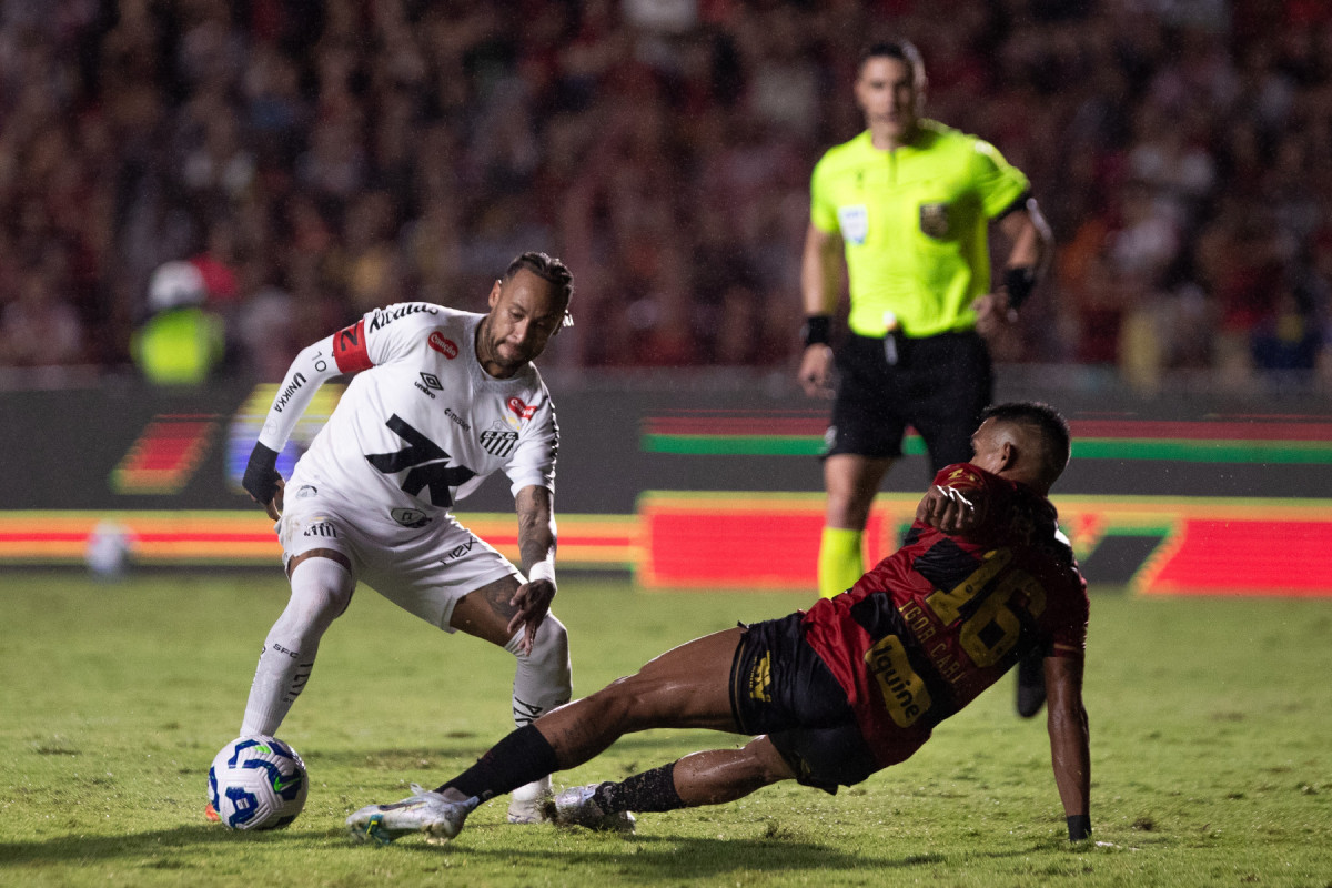 Recife, PE, 26/07/2025 - SPORT X SANTOS - Na noite desse sábado(26), a equipe do Sport recebeu a equipe do Santos pelo Campeonato Brasileiro da Serie A 2025 no estádio da Ilha do Retiro. Jogador do Santos, Neymar/Rafael Vieira
