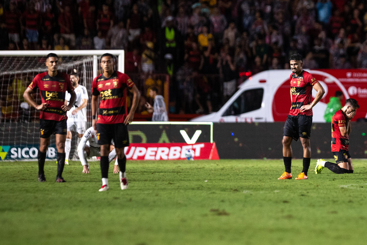 Recife, PE, 26/07/2025 - SPORT X SANTOS - Na noite desse sábado(26), a equipe do Sport recebeu a equipe do Santos pelo Campeonato Brasileiro da Serie A 2025 no estádio da Ilha do Retiro. Time do Sport/Rafael Vieira
