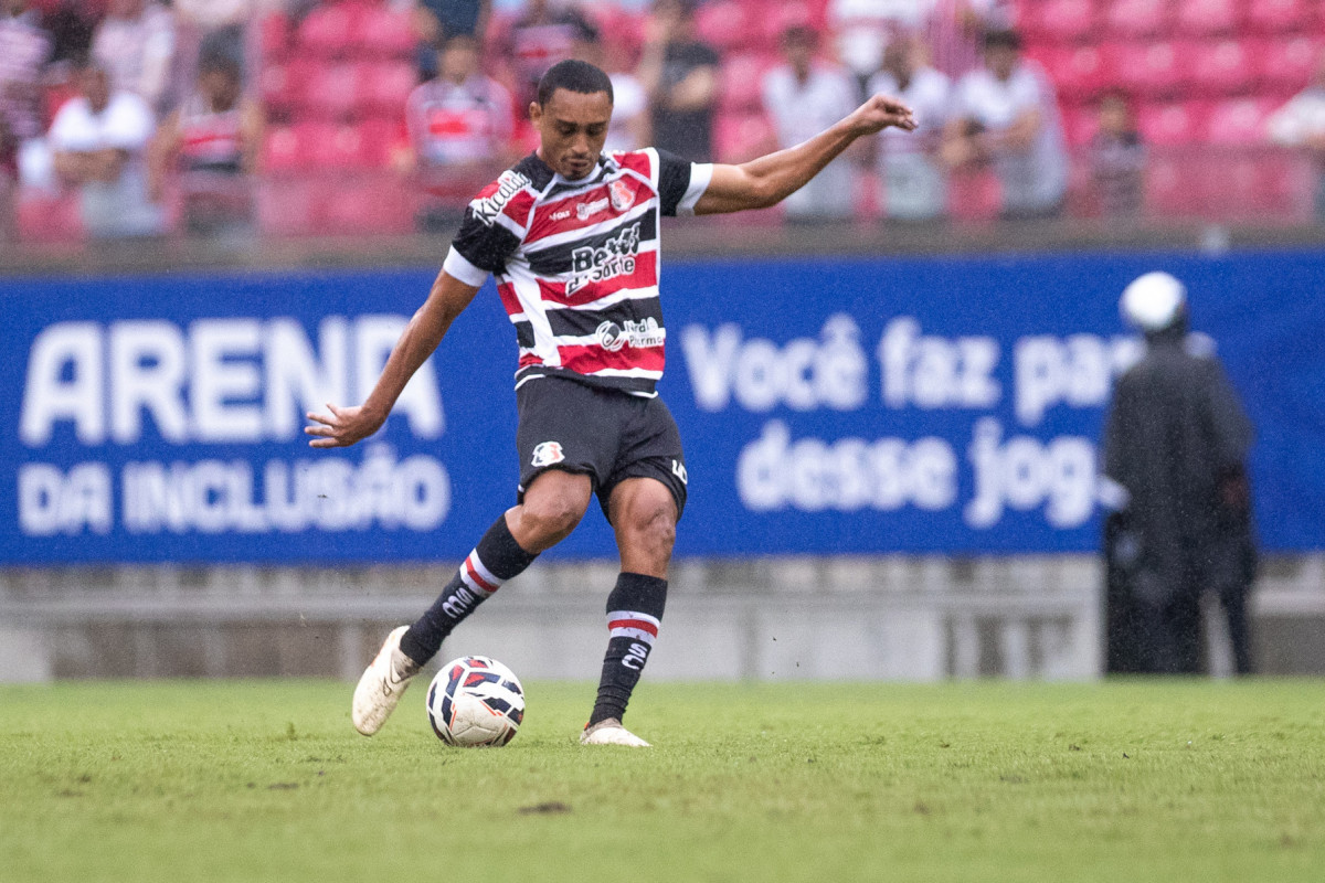 São Lourenço da Mata, PE, 27/07/2025 - SANTA CRUZ X TREZE - Na tarde deste domingo(27), a equipe do Santa Cruz recebeu a equipe do Treze pelo Campeonato Brasileiro da Serie D 2025 na Arena de Pernambuco. Jogador do Santa Cruz, Eurico Lima/Rafael Vieira