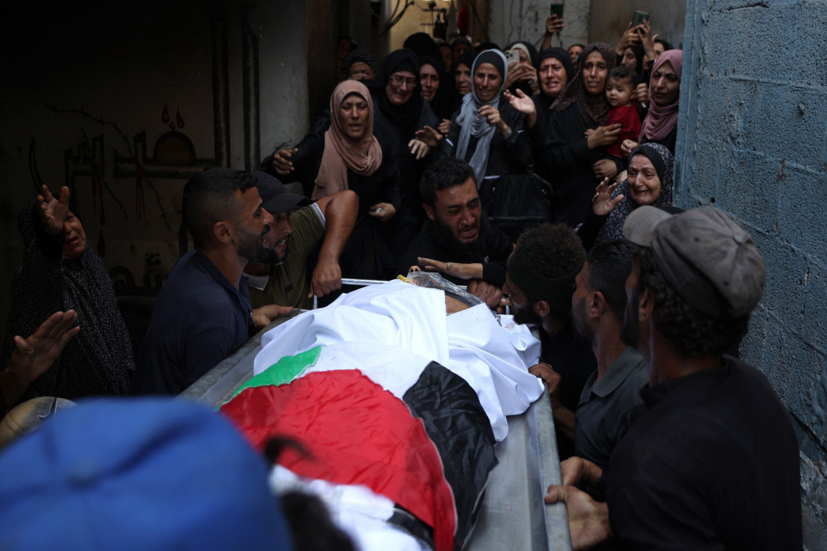 Palestinos lamentam a morte de um parente na noite anterior em um ataque israelense, durante seu funeral na Cidade de Gaza em 29 de julho de 2025. (Foto de Omar AL-QATTAA / AFP)