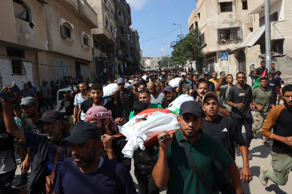 Enlutados carregam o corpo de um palestino, morto na noite anterior em um ataque israelense, durante seu funeral na Cidade de Gaza em 29 de julho de ( AFP) Enlutados carregam o corpo de um palestino, morto na noite anterior em um ataque israelense, durante seu funeral na Cidade de Gaza em 29 de julho de / AFP