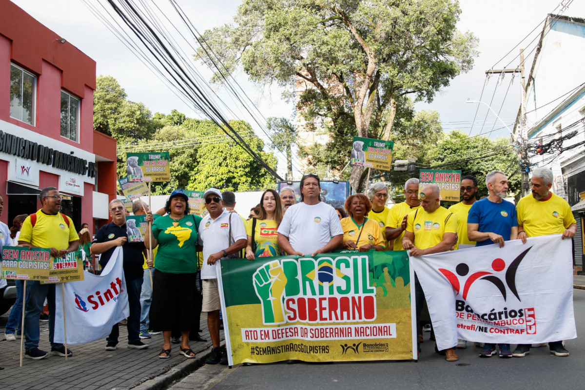 O ato é o primeiro de uma série de mobilizações que acontecerão esta semana no Recife, convocadas por diversas organizações e frentes (Foto: Marina Torres/DP Foto) O ato é o primeiro de uma série de mobilizações que acontecerão esta semana no Recife, convocadas por diversas organizações e frentes/Foto: Marina Torres/DP Foto
