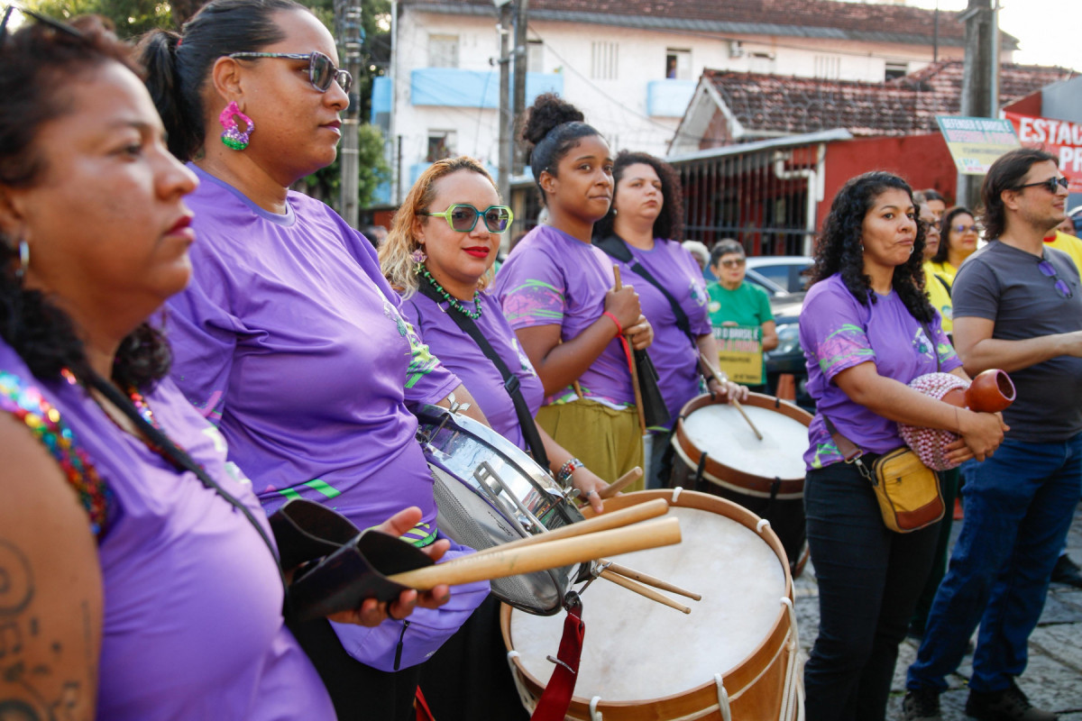 O ato contou com a apresentação do Maracatu Feminista Cordão de Bruta Flor