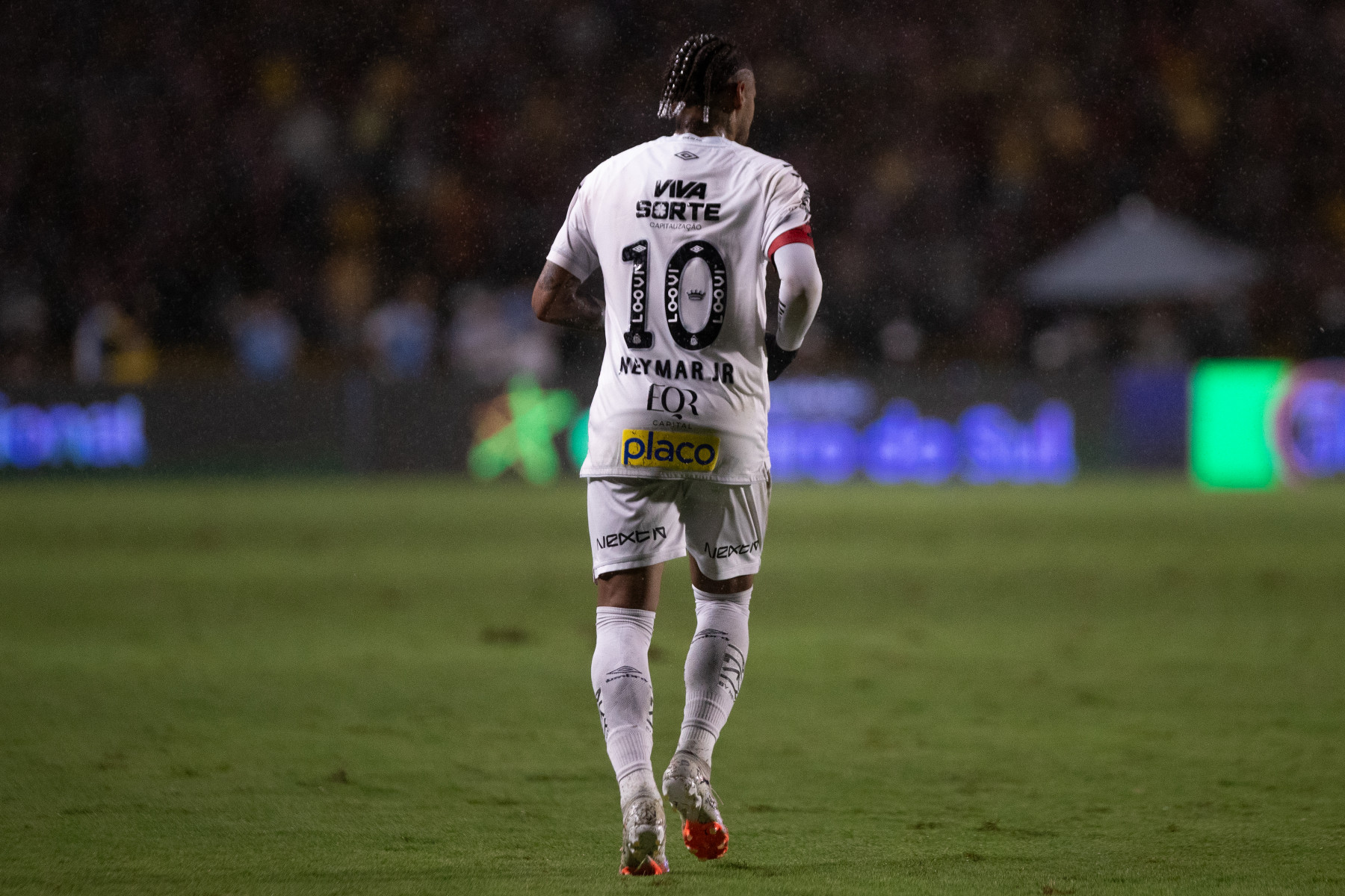 Recife, PE, 26/07/2025 - SPORT X SANTOS - Na noite desse sábado(26), a equipe do Sport recebeu a equipe do Santos pelo Campeonato Brasileiro da Serie A 2025 no estádio da Ilha do Retiro. Jogador do Santos, Neymar