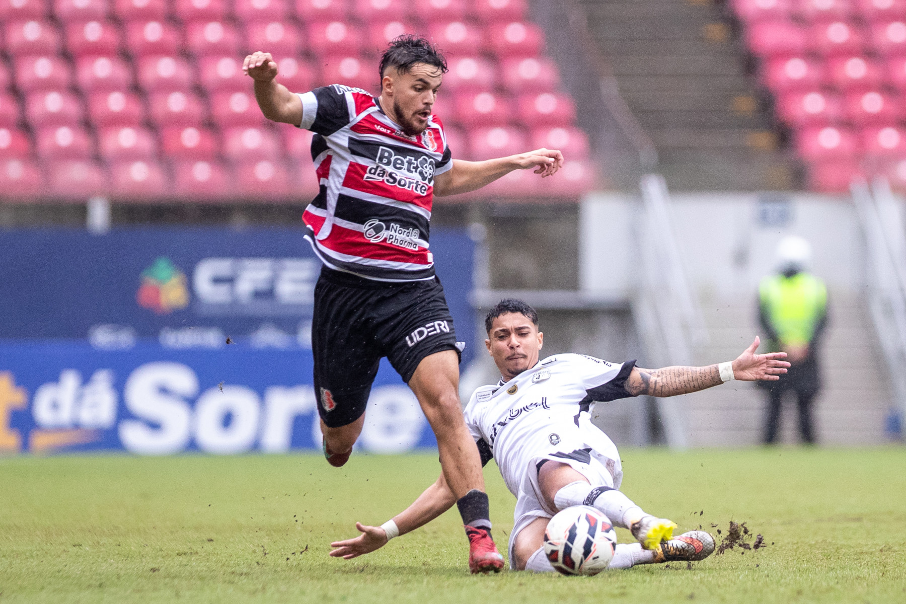 São Lourenço da Mata, PE, 27/07/2025 - SANTA CRUZ X TREZE - Na tarde deste domingo(27), a equipe do Santa Cruz recebeu a equipe do Treze pelo Campeonato Brasileiro da Serie D 2025 na Arena de Pernambuco. Jogador do Santa Cruz, João Pedro